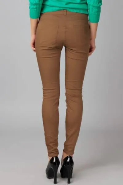 С чем носить коричневые брюки (джинсы) — 110 фото. С чем носить коричневые брюки. 11