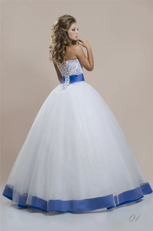 Белое свадебное платье с синей ленточкой