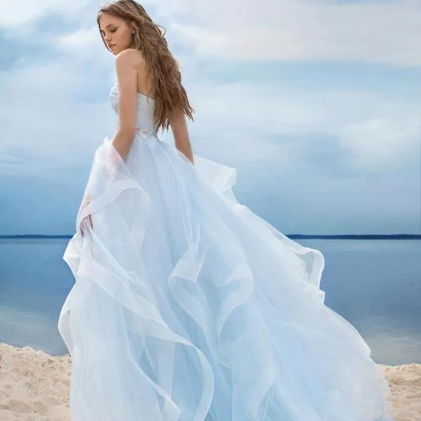 Невеста в легком нежно-голубом платье