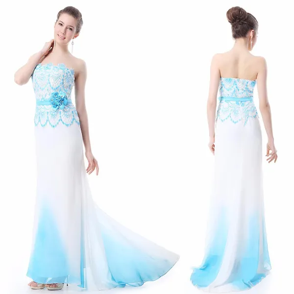 Белое свадебное платье с голубыми узорами и отливами