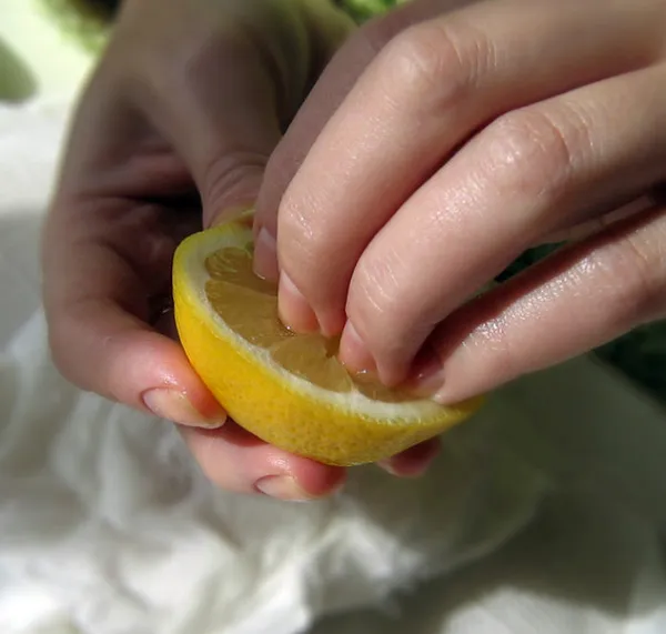 Маски с лимоном эффективно отбеливают ноготки, противостоят грибку