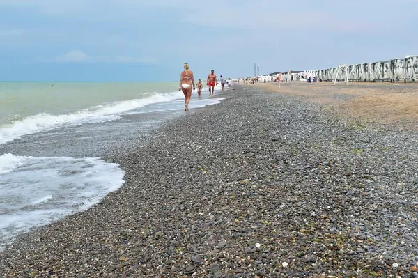Галечный пляж в Саках, Крым