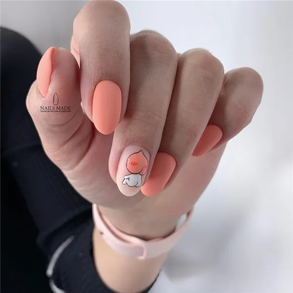 Персиковый маникюр на короткие ногти