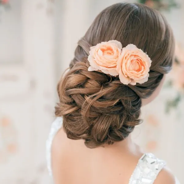 персиковые розы в волосах невесты