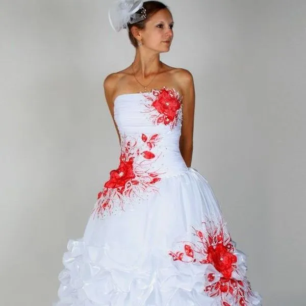 Невеста в свадебном платье-вышивка
