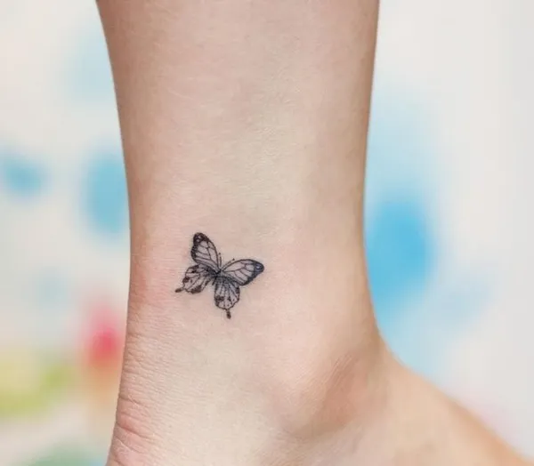 чб маленькая тату бабочка на ноге