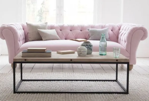 Розовый диван — кому по вкусу: гармония цвета, стили интерьера. Бледно розовый фон. 29