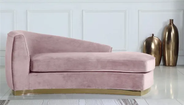 Розовый диван — кому по вкусу: гармония цвета, стили интерьера. Бледно розовый фон. 7
