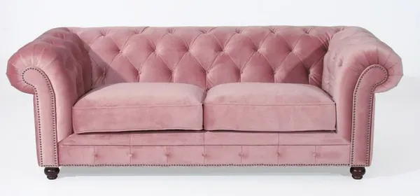 Розовый диван — кому по вкусу: гармония цвета, стили интерьера. Бледно розовый фон. 33