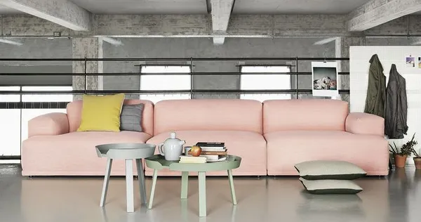 Розовый диван — кому по вкусу: гармония цвета, стили интерьера. Бледно розовый фон. 16