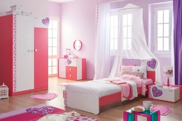Розовый диван — кому по вкусу: гармония цвета, стили интерьера. Бледно розовый фон. 38