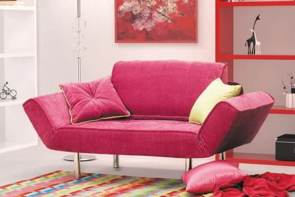 Розовый диван — кому по вкусу: гармония цвета, стили интерьера. Бледно розовый фон. 27