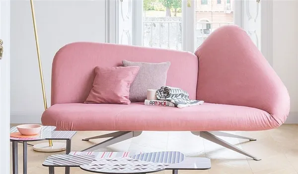 Розовый диван — кому по вкусу: гармония цвета, стили интерьера. Бледно розовый фон. 13