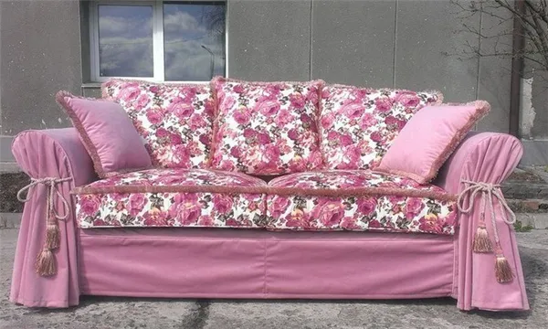 Розовый диван — кому по вкусу: гармония цвета, стили интерьера. Бледно розовый фон. 9