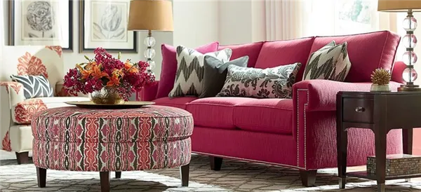 Насыщенно розовый диван в интерьере
