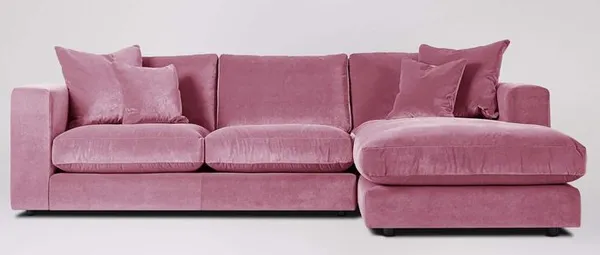 Розовый диван — кому по вкусу: гармония цвета, стили интерьера. Бледно розовый фон. 37