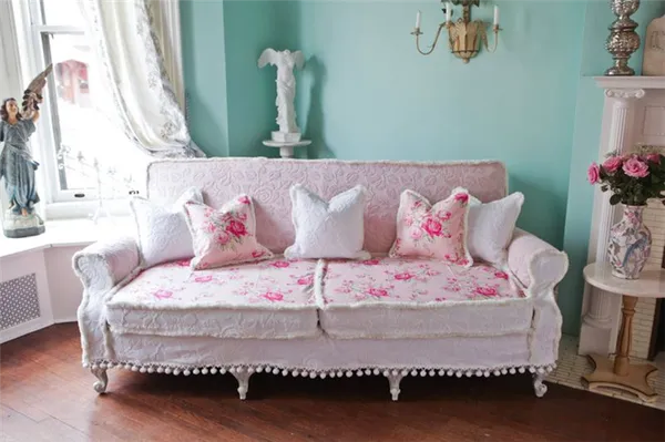 Розовый диван — кому по вкусу: гармония цвета, стили интерьера. Бледно розовый фон. 11