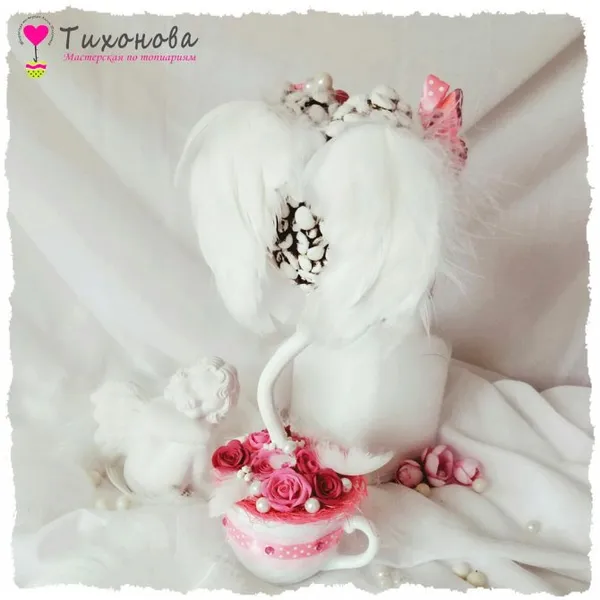 Кофейное дерево в виде сердца с искусственными цветами розового цвета в белой чашке мастер-класс