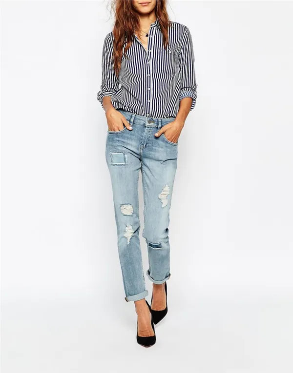 Женская рубашка в полоску с джинсами