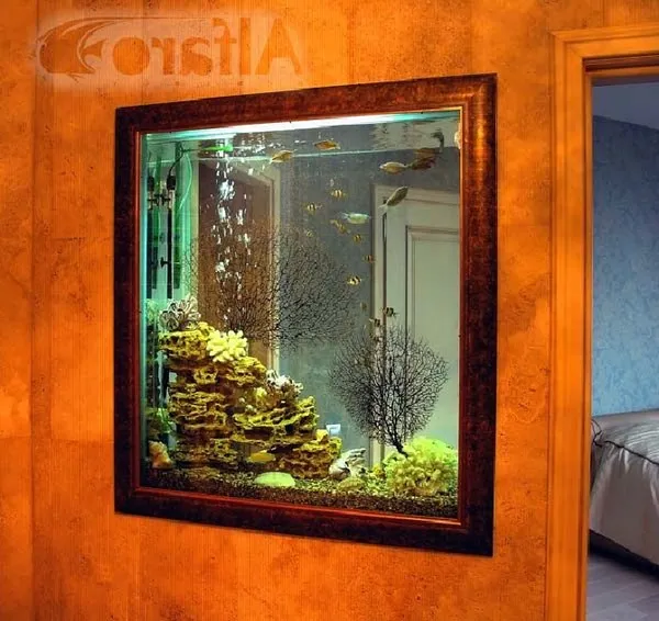 Стена с аквариумом