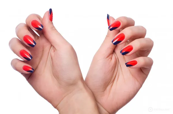 красно-синий маникюр на разную длину ногтей
