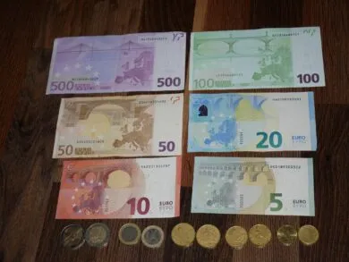 Купюры и монеты в Черногории