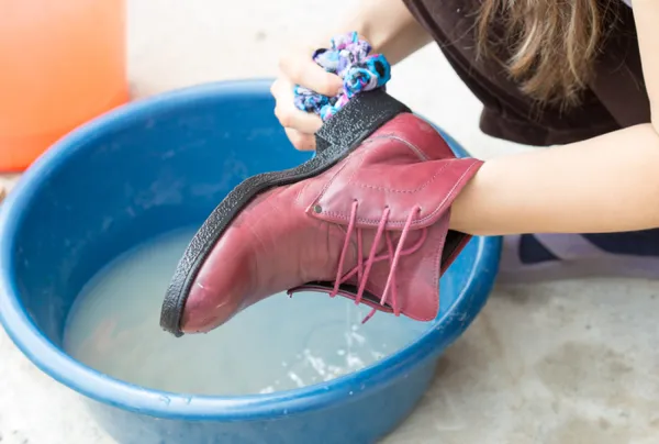 Даже обувь иногда принимает ванну, чтобы быть чистой. /Фото: monateka.com