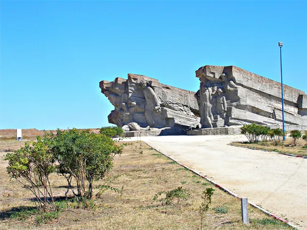 Посетителей Аджимушкайских каменоломен встречает массивный обелиск