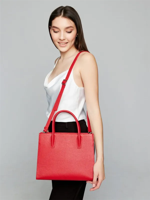девушка с красной сумкой