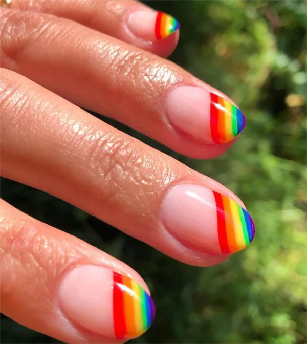 Рисунок радуга на ногтях круглой формы.