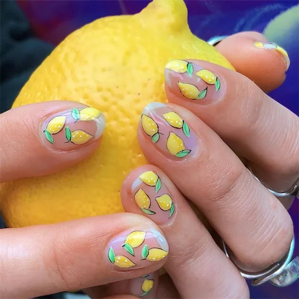 Яркие лимоны на натуральных круглых ногтях.