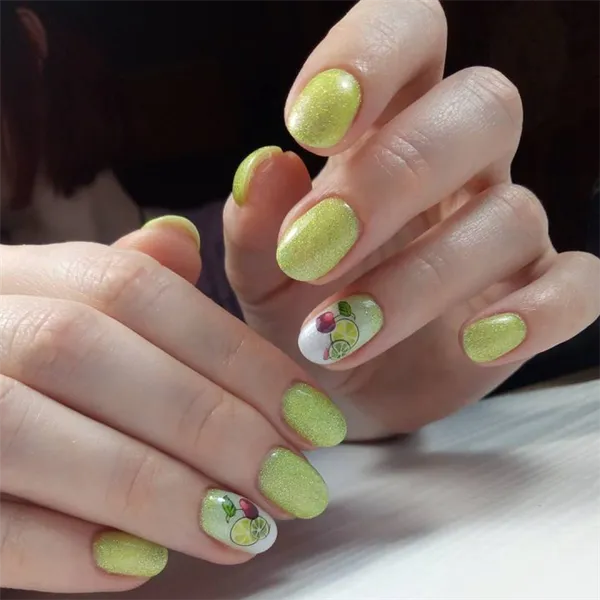 Яркие зеленые ногти, рисунок лайм, вишня.