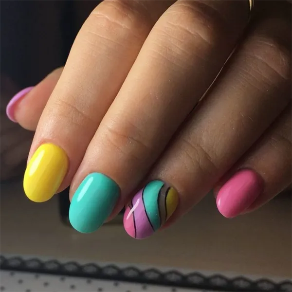 Яркий, летний разноцветный маникюр на ногтях круглой формы.