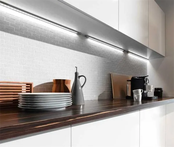 Подсветка рабочей зоны на кухне светодиодными светильниками