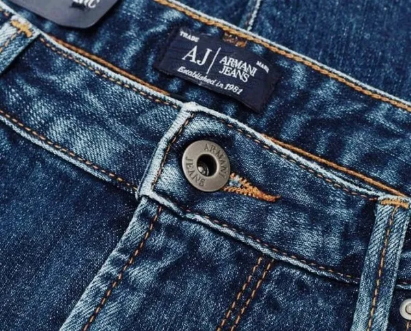значки и нашивки на джинсах