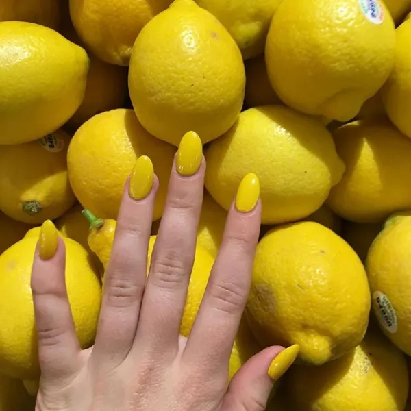 30 эффектных и стильных идей лимонного маникюра для тех, кто любит посочнее. Маникюр лимонного цвета. 49