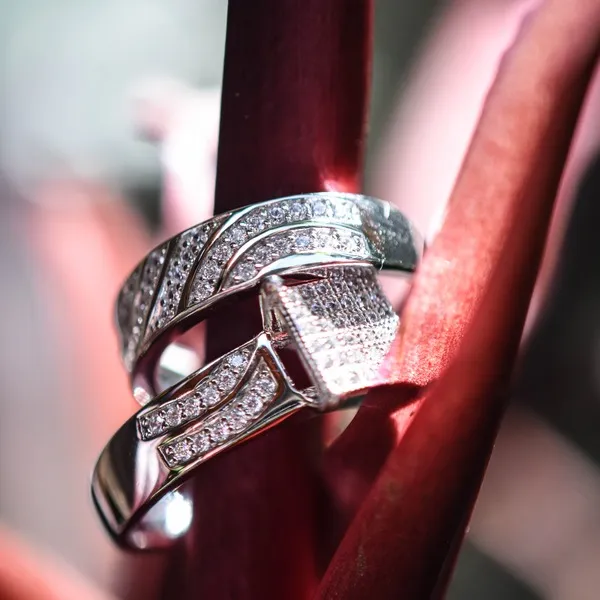 Женские золотые обручальные кольца с бриллиантами