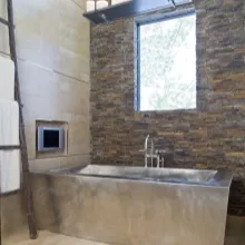 Дизайн ванной комнаты с ванной из нержавеющей стали