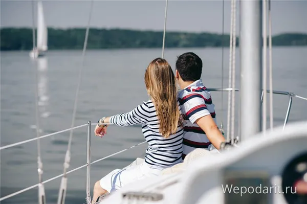муж с женой на яхте
