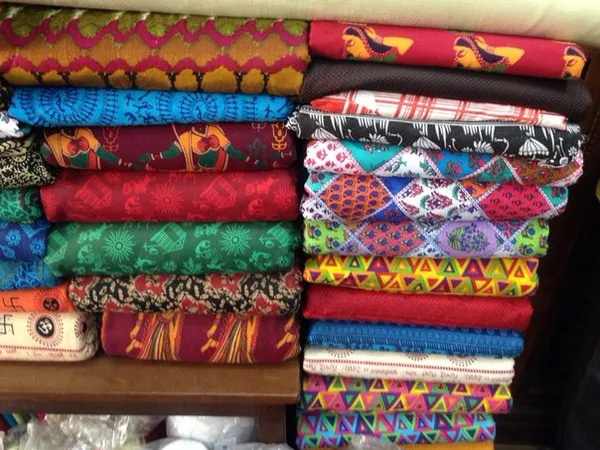 Разнообразие расцветок для индийской одежды