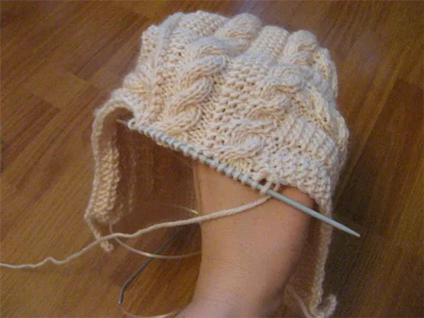 Красивые шапки для девочки: вяжем спицами на зиму shapka spicami dlya devochki 9