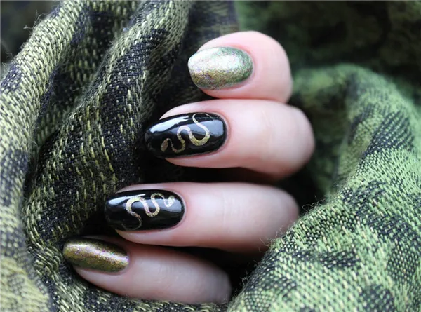 Маникюр с изображением рептилий и змеиной кожи на ногтях. Маникюр со змеей. 21