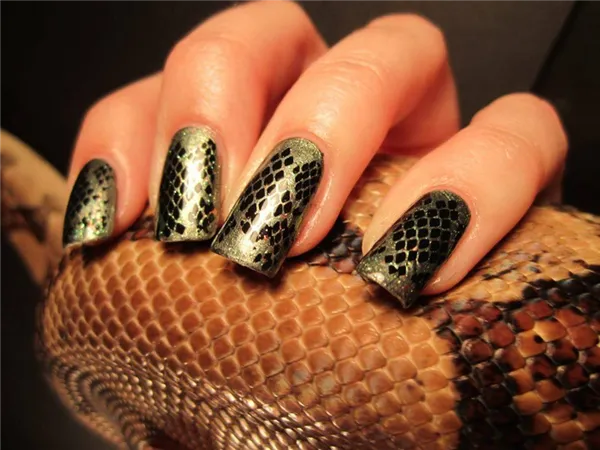 Маникюр с изображением рептилий и змеиной кожи на ногтях. Маникюр со змеей. 26