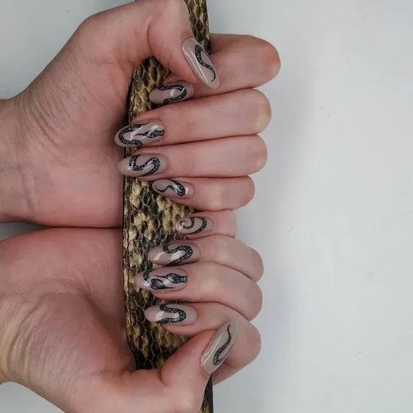 Маникюр с изображением рептилий и змеиной кожи на ногтях. Маникюр со змеей. 43
