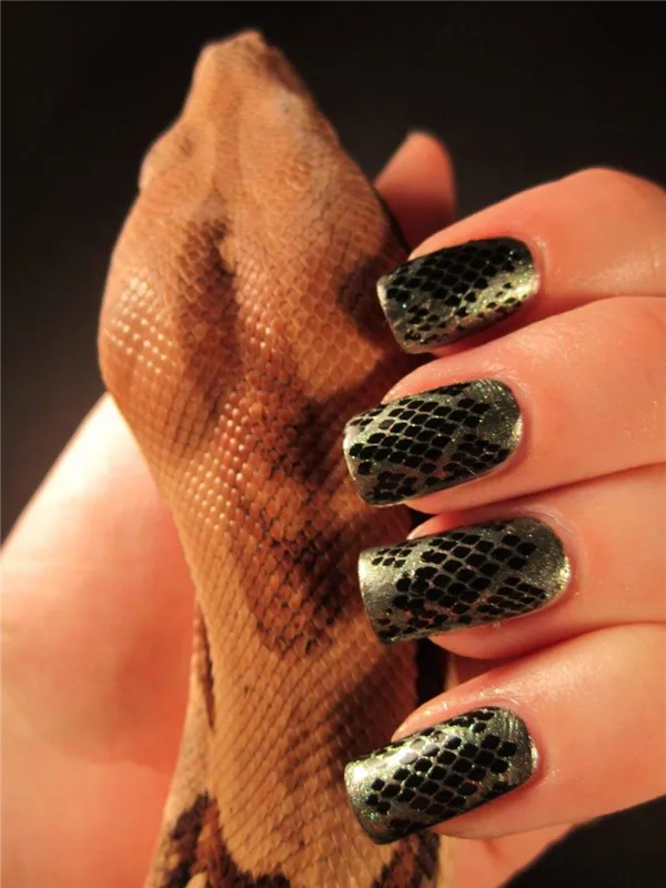Маникюр с изображением рептилий и змеиной кожи на ногтях. Маникюр со змеей. 49