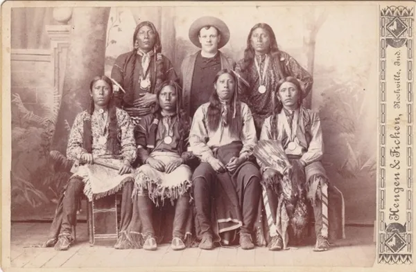 Семья коренных жителей Северной Америки в мокасинах