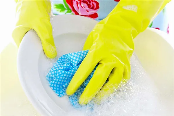 Мытье тарелки в перчатках