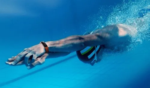 Процесс плавания с фитнес-браслетом
