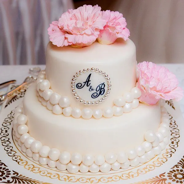 двухъярусный торт с цветами на свадьбу