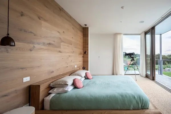 деревянные панели на стене в спальне